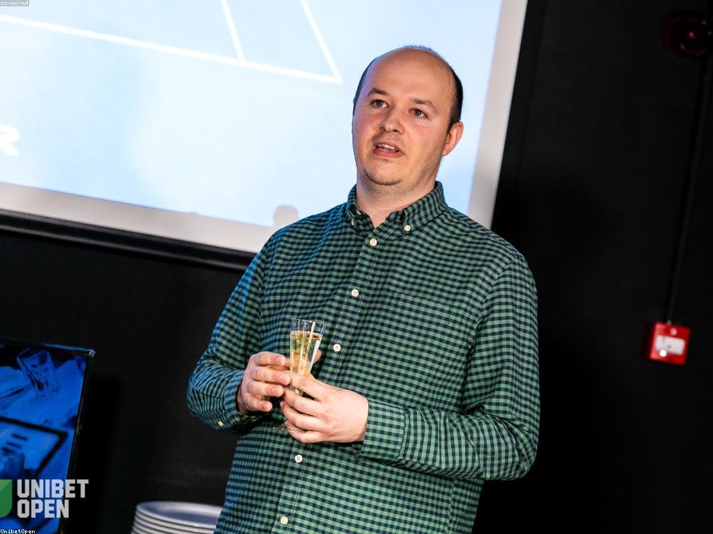 ល្បែងស៊ីសងអនឡាញ: សម្របសម្រួលការលេងក្នុងពិភពឌីជីថល